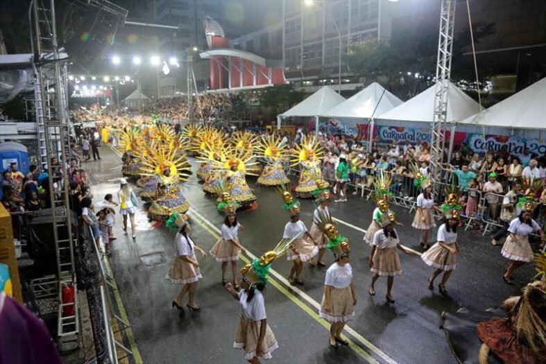 ESCOLA DE SAMBA NA DEODORO