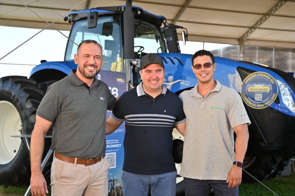 CNH Industrial/Divulgação Marcio Contreras, do Banco CNH Industrial, Wagner Cruvinel e João Guimarães, da Agrotoken
