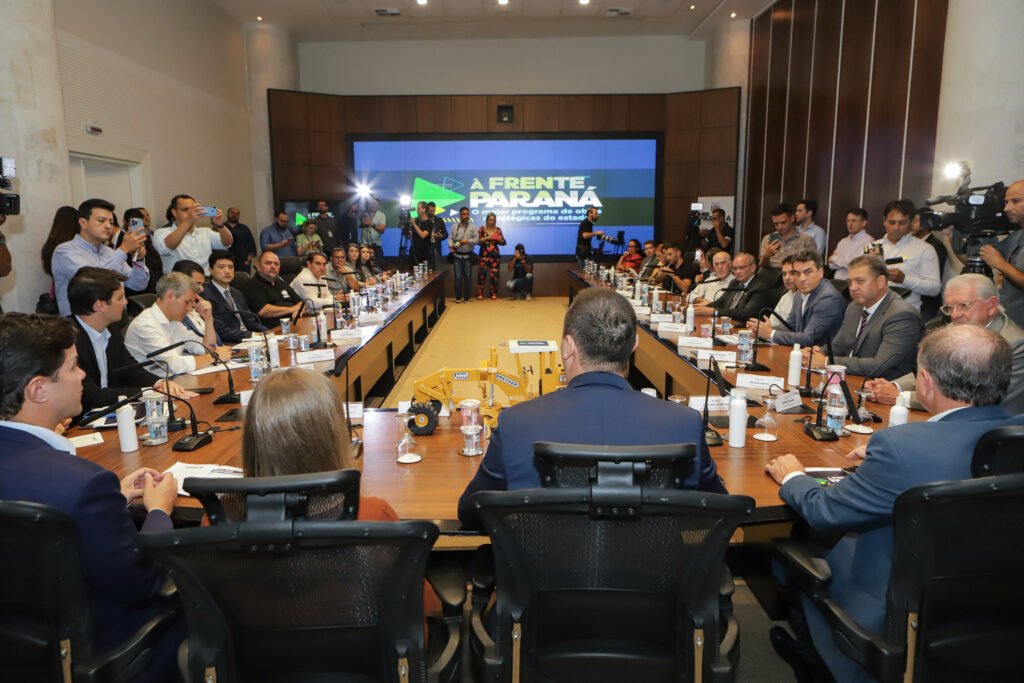 À Frente Paraná