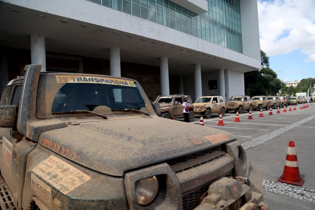 rallye-jeeps-em-frente-ao-palácio