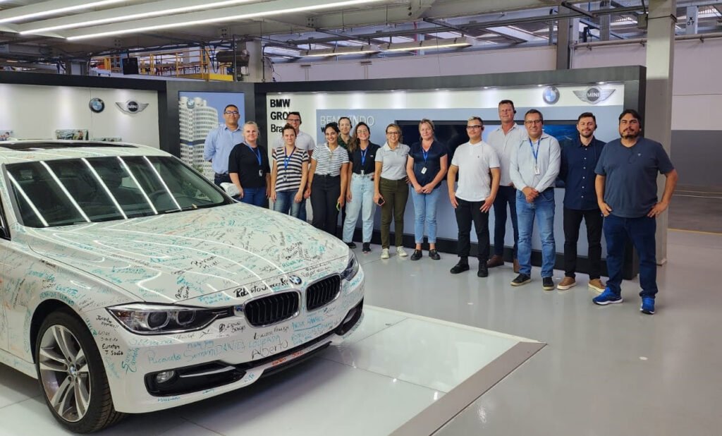 Representantes do setor público e empresários, ao lado da equipe do Sebrae/PR, participaram de missão técnica para conhecer o roteiro turístico da BMW em Araquari, Santa Catarina. Foto: divulgação.