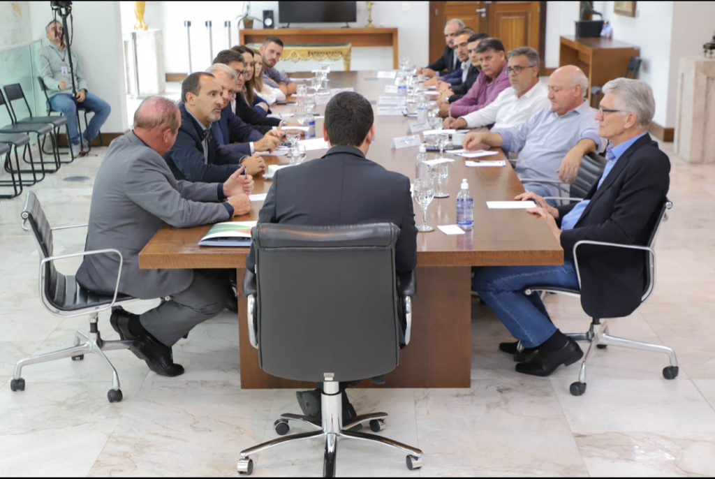 O governador do Paraná, Ratinho Junior, recebe a nova diretoria do Sindiavipar. AEN