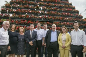 greca-e-autoridades-na-frent-e-flores