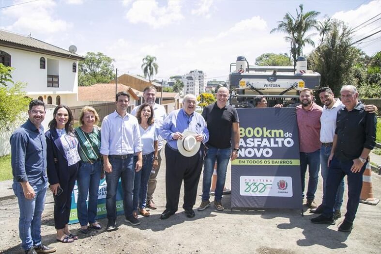 greca e políticos no tingui