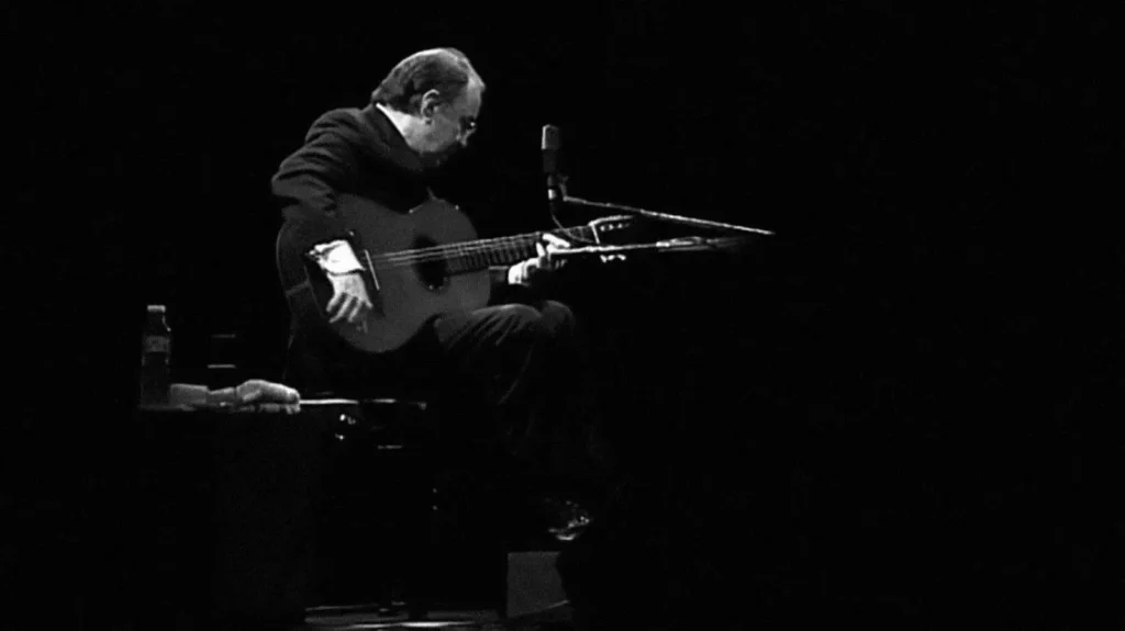João Gilberto em show realizado em 1998 no Sesc Vila Mariana | Crédito: Divulgação Acervo Sesc Audiovisual