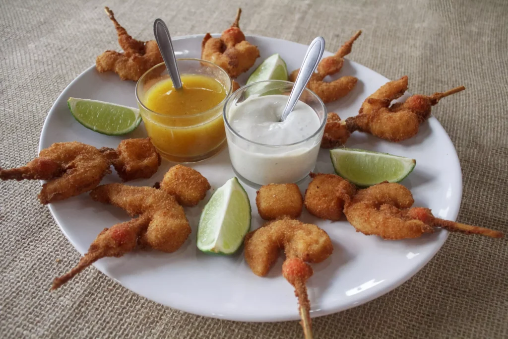 Cabana Bar - Camarão dois queijos: Porção com 8 mini espetinhos de camarão com provolone e pimenta biquinho, servidos com molho gorgonzola e geleia de abacaxi com manga. Crédito da foto: Marta Souza