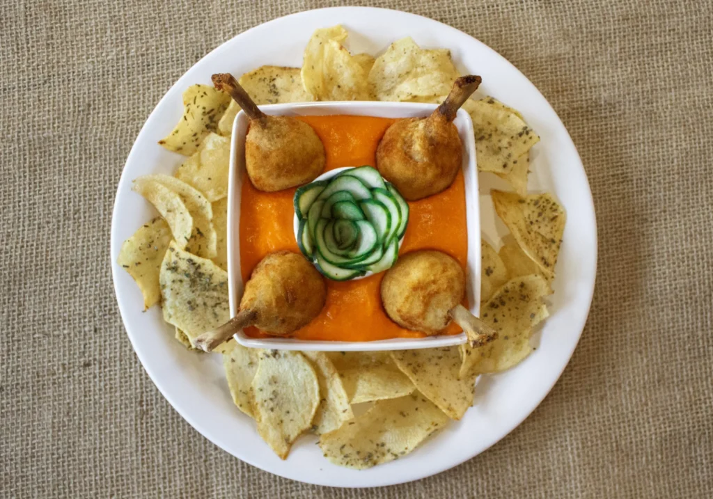 Anita Bar - Trouxinha de frango na piscina de cheddar. Acompanha pepino agridoce especial da casa e chips de batata. Crédito da foto: Marta Souza