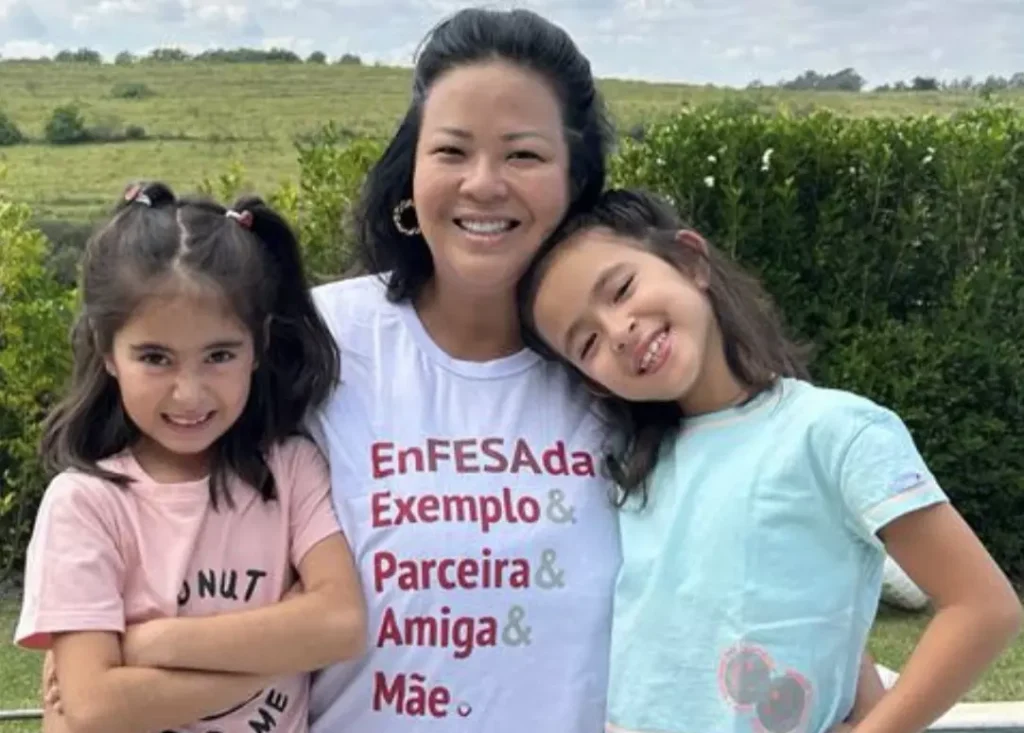 Foto (Thayanie Ujino, managing partner da FESA Group, e as filhas gêmeas)