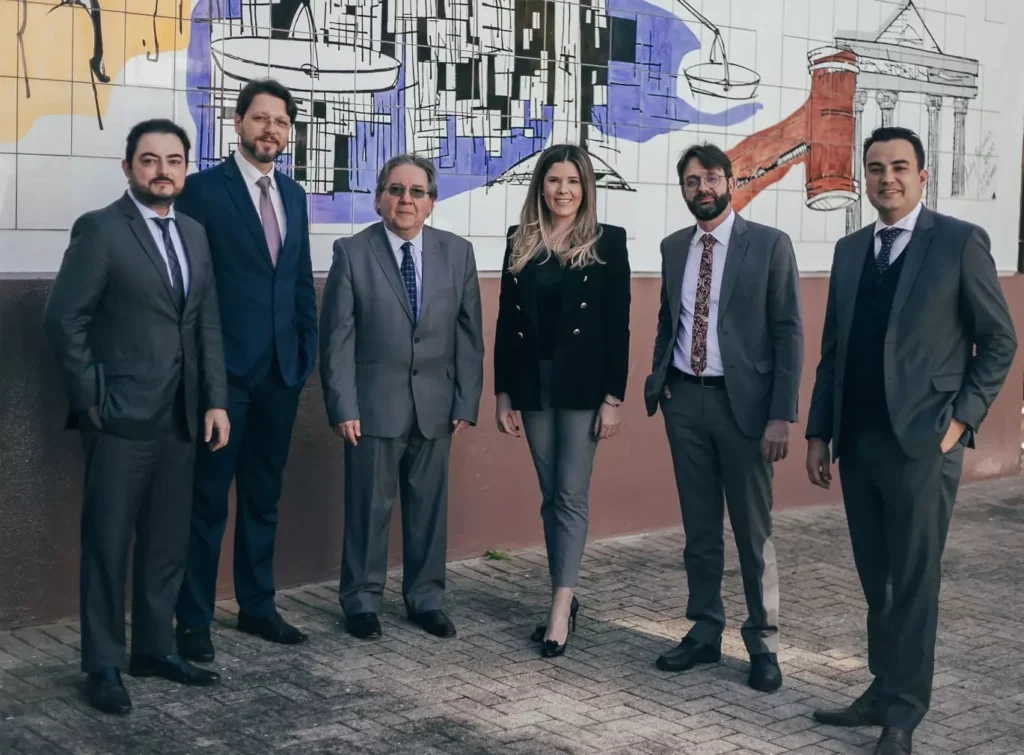Na foto, os professores da Escola Paranaense de Direito, Luiz Gustavo de Andrade, Roosevelt Arraes, Luiz Eduardo Gunher, Ana Paula Pavelski, Dennys Robson Girardi e Luciano Reis. Hana Lidia