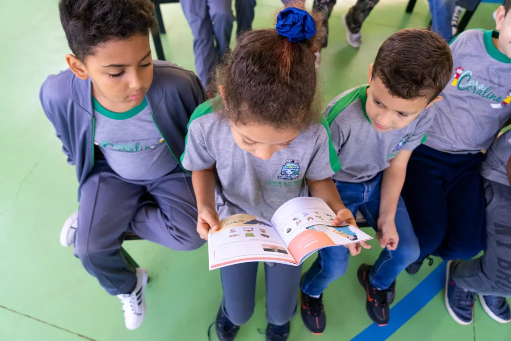 A gincana educativa da campanha “Escola Amiga da Saúde - Todos contra a dengue” está com as inscrições abertas até 31 de maio. A competição vai distribuir R$ 300 mil em prêmios para as dez unidades de ensino municipal de Foz do Iguaçu que mais se destacarem na luta contra o mosquito Aedes aegypti. A disputa, que acontece até novembro deste ano, é patrocinada pela Itaipu. A iniciativa envolve ainda a Prefeitura e o Grupo de Trabalho Itaipu Saúde (GT-Saúde). A ideia de toda a campanha, que inclui também distribuição de cartilhas orientativas de saúde única, é envolver 50 escolas municipais e mobilizar direta e indiretamente 100 mil pessoas de toda a comunidade. Nas últimas semanas, a Secretaria Municipal de Educação se reuniu com diretores do ensino público do município para apresentar a campanha e tirar dúvidas sobre a ação. “As escolas foram bastante receptivas e gostaram muito da possibilidade de poderem atuar como protagonistas nessa mobilização”, diz Hélio Machado Pereira Júnior, da Secretaria de Educação de Foz e um dos organizadores da gincana. As inscrições iam terminar neste sábado, dia 20 de maio, mas o prazo foi estendido por mais onze dias para ampliar as chances de participação. Até agora, 14 escolas já se inscreveram. Para acessar o regulamento e participar, basta acessar o endereço abaixo e preencher o formulário, e verificar se atende aos requisitos: https://tinyurl.com/3kwbadpm Epidemia Mais que a premiação, a campanha tem como foco reduzir os altos índices de infestação do mosquito e o número de notificações da doença. A região vive uma epidemia de dengue. Só em Foz do Iguaçu, são mais de 47,8 mil casos suspeitos, dos quais 5.349 foram confirmados e doze óbitos registrados. A cidade toda está unida para vencer a doença e a campanha Escola Amiga da Saúde é uma grande aliada nesta investida. “Estamos trabalhando em parceria na prevenção à doença. As escolas são multiplicadoras dessa conscientização e, por isso, precisamos fazer delas nossas parceiras”, explica Kleber Vanolli, gerente da Divisão de Iniciativas de Responsabilidade Social da Itaipu. Cartilhas Nesta semana, numa outra frente da campanha, a distribuição das cartilhas chegou ao Paraguai. Mil guias de saúde única estão sendo distribuídas em seis escolas dos municípios vizinhos de Ciudad del Este, Hernandarias, Presidente Franco e Coronel Oviedo. Em Puerto Iguazú, na Argentina, a distribuição do material começa em junho. Em Foz, começou no mês passado. As escolas que estão recebendo as cartilhas foram definidas levando em consideração os indicadores epidemiológicos de cada país da tríplice fronteira (Brasil, Paraguai e Argentina), onde a mobilização acontece. Alunos de 3º e 4º anos recebem o material com orientações sobre prevenção e controle de saúde em geral, conectando a saúde humana à ambiental e animal. A distribuição do material no Paraguai e na Argentina está a cargo do GT-Saúde. Já no Brasil, é feita tanto pelo GT quanto pela Secretaria de Educação. Os guias ajudam no aprendizado de forma educativa e lúdica, e também servem de ferramenta para a gincana. A Itaipu _itaipu-binacional