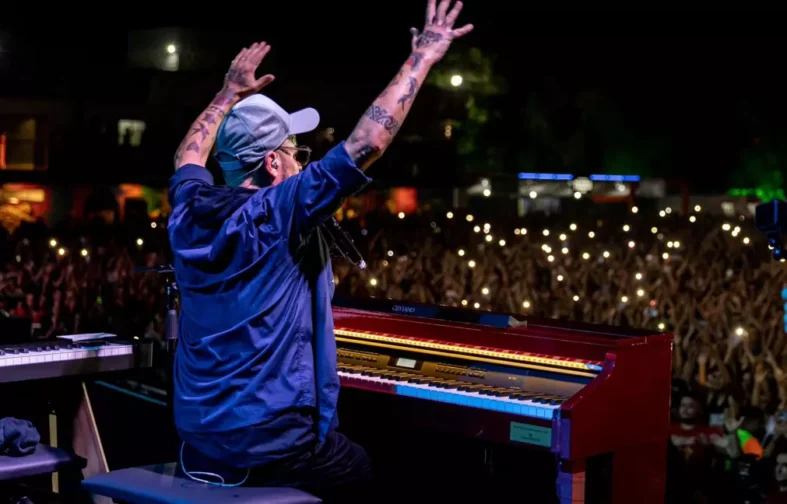 Sergio Britto utiliza modelo customizado do AP-710 na turnê 40 anos dos Titãs