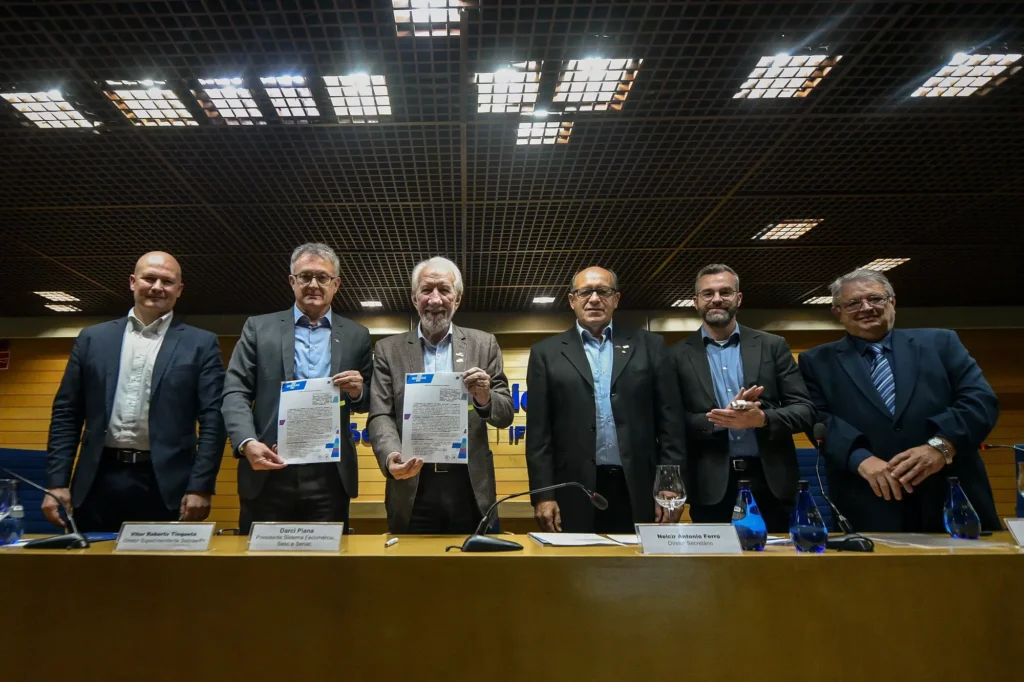 O coordenador de Desenvolvimento Empresarial da Fecomércio PR, Rodrigo Schmidt; o diretor-superintendente do Sebrae/PR, Vitor Roberto Tioqueta; o presidente do Sistema Fecomércio Sesc Senac PR e vice-governador do estado, Darci Piana; o diretor da Fecomércio PR, Nelcir Antônio Ferro; o coordenador estadual de Mercado e Varejo do Sebrae/PR, Lucas Hahn; e o superintendente da Fecomércio PR, Eduardo Luiz Gabardo Martins. Créditos: Ivo Lima.