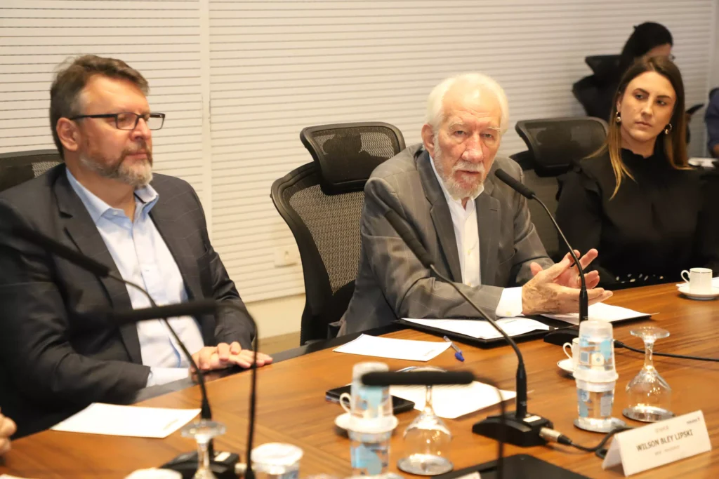 A agência paranaense do Banco Regional de Desenvolvimento do Extremo Sul (BRDE) vai selecionar startups que tragam soluções para empresas nas áreas de Inovação Verde e Equidade. O governador em exercício Darci Piana e o presidente do BRDE, Wilson Bley Lipski, lançaram nesta segunda-feira (8) o edital da quarta edição do BRDE Labs PR, programa que busca acelerar o ambiente de inovação no Estado e em toda a região Sul. Foto: Ari Dias/AEN