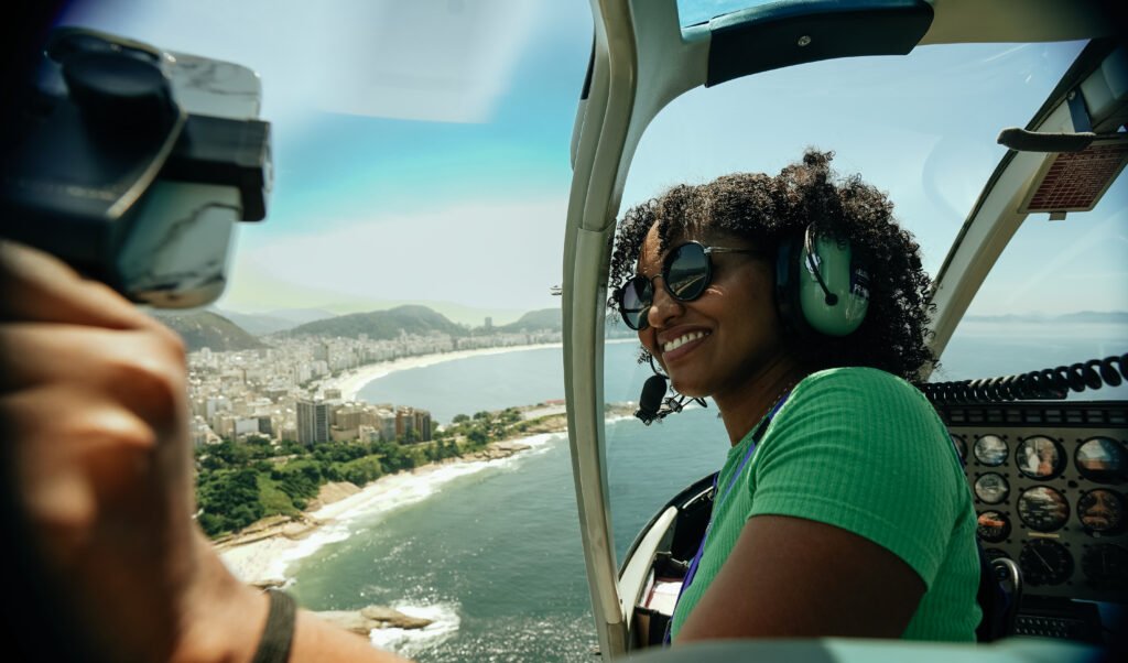 Helisul oferece voo panorâmico em helicóptero sem portas no Rio divulgação