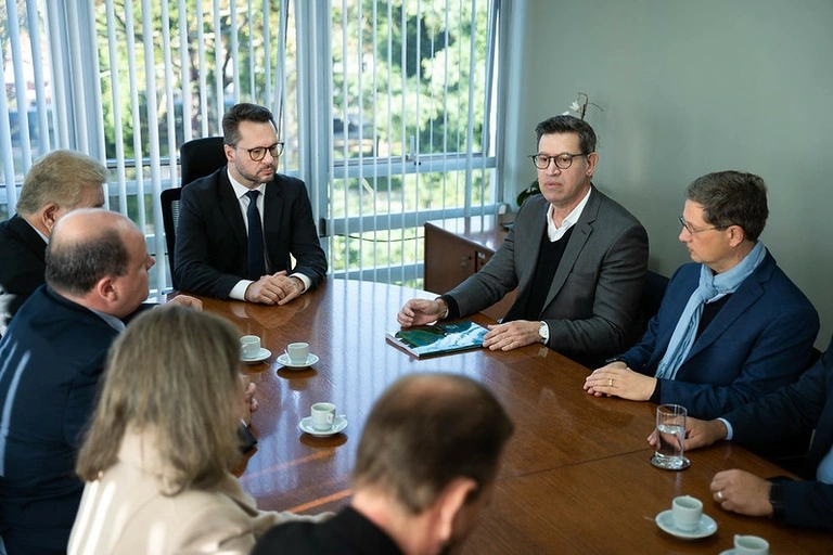Secretários Luiz Fernando Jamur e Cristiano Hotz entregaram projeto da LDO 2024 à CMC. (Fotos: Rodrigo Fonseca/CMC)