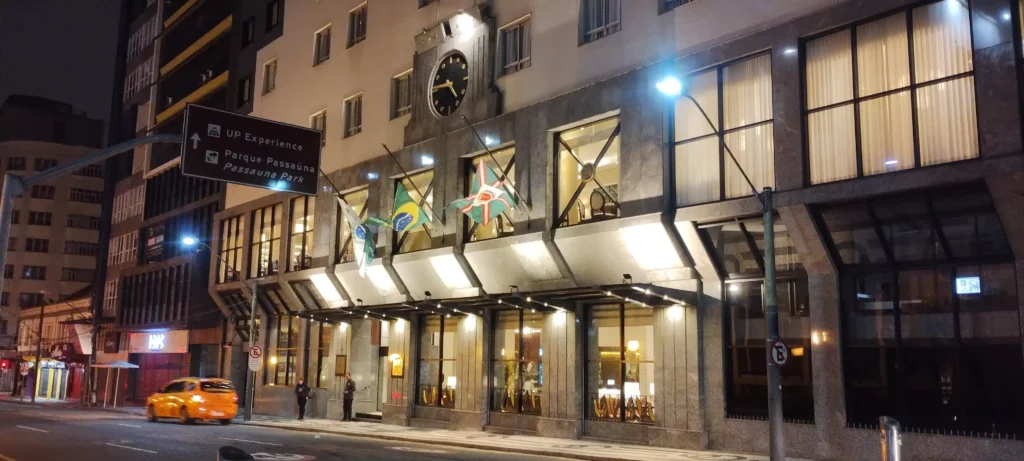 A tradição de excelente hospedagem em Curitiba, Foz do Iguaçu, Maringá e São Paulo, construída pelo senhor Alceu Vezozzo.