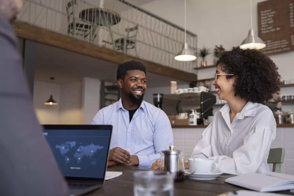 colegas-trabalhando-juntos-no-projeto (2)