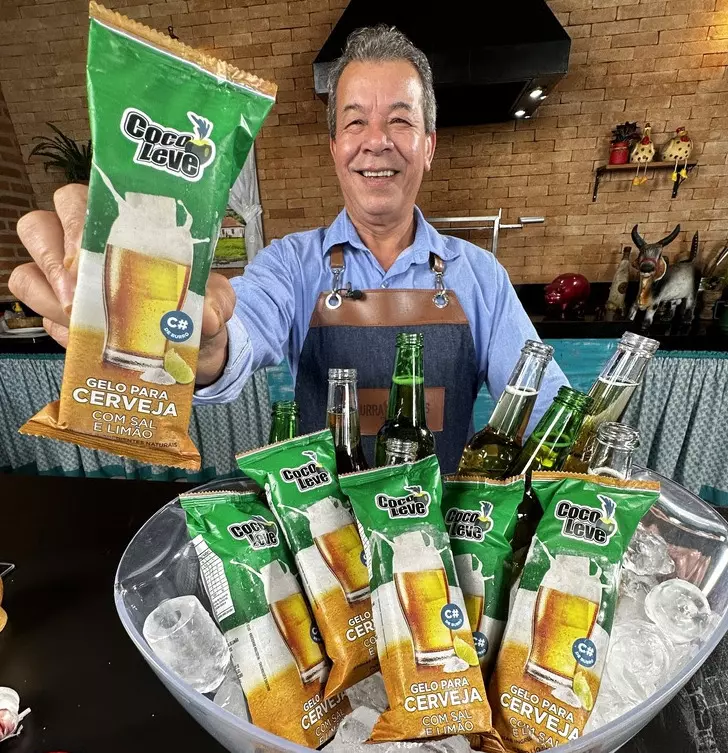 José Almiro, embaixador da marca, aprovando o gelo para cerveja. Foto Bruno Aurevilly