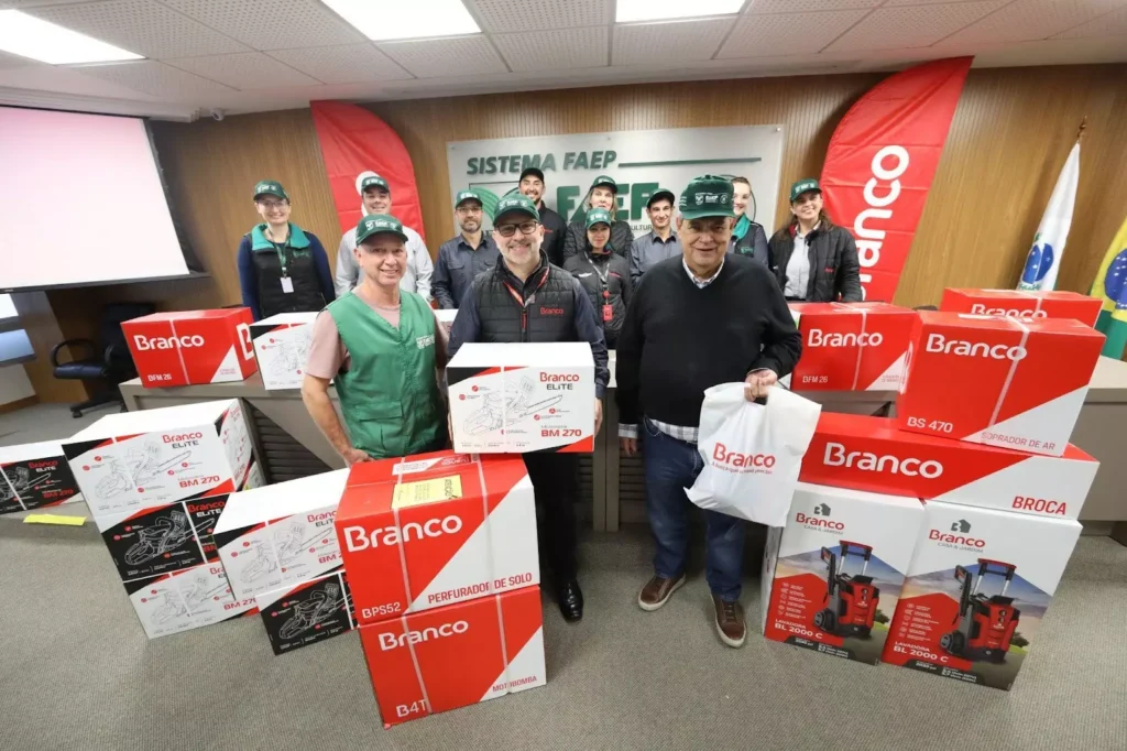 Juliano Silva (centro da imagem) com a equipe do SENAR-PR, durante entrega de equipamento no dia 12 de junho