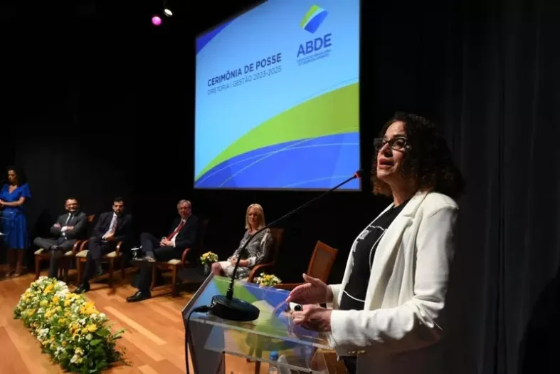 Luciana Santos, durante posse do novo presidente da Associação Brasileira de Desenvolvimento, em Brasília | Foto: Telmo Ximenes/ABDE