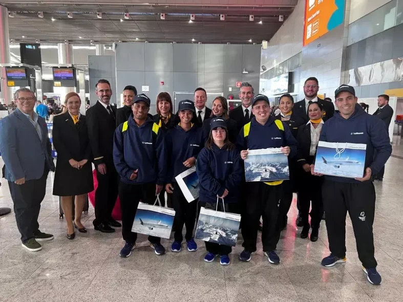 Equipe da Lufthansa recebe o atletas especiais da delegação brasileira