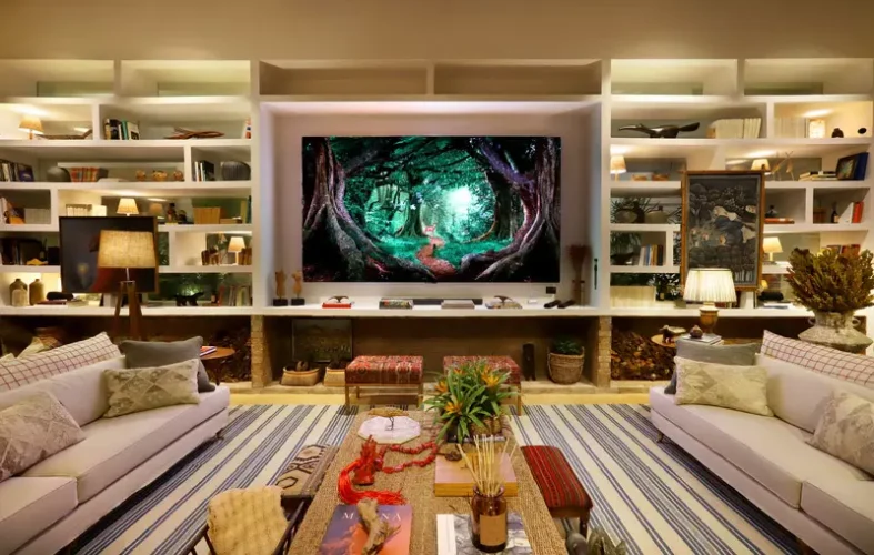 Tela LED de 136 polegadas da LG funciona como um cinema em casa: basta ligar pelo controle remoto e assistir aos conteúdos preferidos. Foto: Divulgação LG.