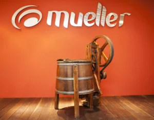 Com a ajuda de um marceneiro, Walter Mueller desenvolveu a Pioneira a partir de uma estrutura de madeira, motor elétrico e algumas engrenagens. | Foto: Divulgação Mueller