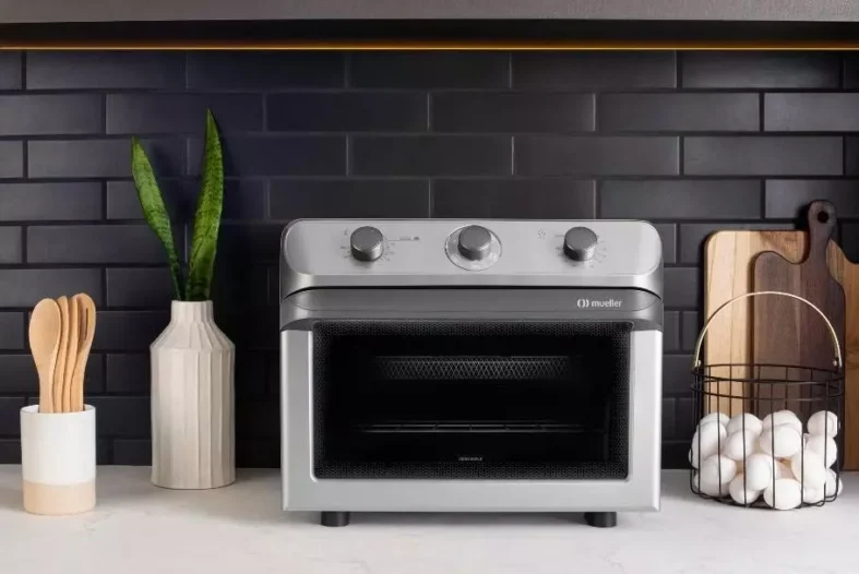 Outro grande marco na história recente da Mueller, em 2022, foi o lançamento do Air Forno. Unindo as funções de fryer e forno elétrico, o produto é o primeiro a ser desenvolvido e produzido 100% no Brasil. | Foto: Divulgação Mueller