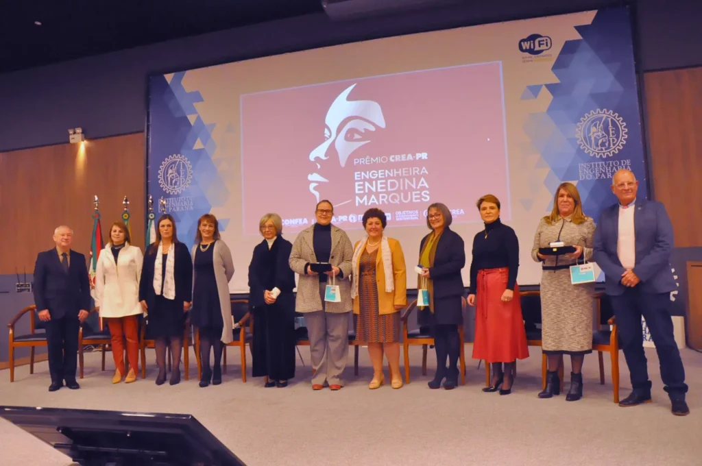 Todas as homenageadas com o prêmio Enedia Marques, durante a revelação, na noite de segunda-feira (Foto: Francisco Martins Netto)