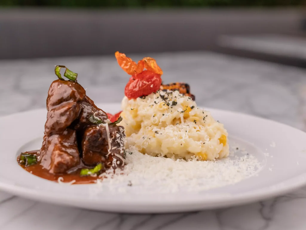 Goulash de cordeiro com risoto de milho verde Munir Bucair Filho