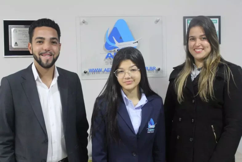 Divulgação Matheus Aquino e Joseane Azevedo (dir), com funcionária da Aero Service (centro)