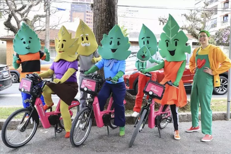 _família folhas com as bikes