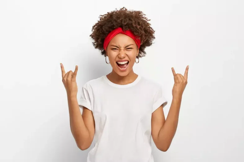 A música sempre foi uma das formas mais poderosas de manifestação cultural, capaz de emocionar, inspirar e unir pessoas ao redor do mundo. Ao longo das últimas décadas, a evolução dos equipamentos eletrônicos revolucionou a maneira como a quarta arte chega até nós, proporcionando alta qualidade de áudio em caixas de som cada vez menores e portáteis, ou em fones de ouvido de alta fidelidade, que nos permitem desfrutar de uma experiência musical sem interferências externas. Mas a tecnologia também nos permite ter experiências para além da apreciação sonora. Que tal soltar a voz no microfone de um karaokê, ou aproveitar luzes no ritmo das batidas daquele hit? Com o tempo, outros dispositivos se tornaram mais acessíveis e permitiram uma diversão ainda mais imersiva. Pensando nisso, separamos três opções de aparelhos para você descobrir qual mais combina com o seu lado rockeiro neste Dia Mundial do Rock: Para os apaixonados por Beatles Let it be e vamos em busca do produto que tem tudo a ver com a uma das maiores bandas britânicas do rock mundial. Quem gosta do quarteto, sem dúvidas, também adora cantar os maiores clássicos, não importa quem esteja olhando, e ainda por cima, torce para alguém entrar no ritmo e fazer aquele karaokê inesperado quando começa Hey Jude. O par de Microfones sem fio Polyvox Preto é a opção ideal para um(a) beatlemaníaco(a). Preço sugerido: R＄ 359 Para quem ama Guns n’ Roses Que tal apreciar um Sweet Child O’ Mine na máxima potência e fazer com que a voz única do Axl Rose estremeça as paredes? Para isso a sugestão é uma Caixa de Som Amplificada Polyvox Torre XT-990 TWS Bluetooth, com 2000W de potência, além das luzes full LED que vão transportar o Rock in Rio diretamente para a sua casa. Preço sugerido: R＄ 399 Para quem torceu pela volta dos Titãs A banda de rock nacional com raízes paulistanas anunciou, no final de 2022, a turnê Titãs Encontro: Todos ao Mesmo Tempo Agora, fazendo a felicidade dos fãs que nem imaginavam escutar o clássico Epitáfio ao vivo em pleno 2023. Com mais de 10 shows esgotados ao redor do Brasil, o revival da banda veio no intuito de matar a saudade e celebrar os 40 anos de sucesso, segundo Arnaldo Antunes em anúncio oficial. Diante de tantos hits lançados, a sugestão é o Fone de Ouvido Bluetooth XH-1029 Preto, uma ótima opção para ouvir a playlist de uma das bandas mais importantes da música brasileira. Preço sugerido: R＄ 249 Sobre a Polyvox A Polyvox, empresa fundada em 1967, retorna ao Brasil e é especializada na criação de áudios de alta potência por meio de caixas de som, fones de ouvido, amplificadores, microfones, entre outros aparelhos. Com o DNA 100% nacional, a marca continua prezando pela preferência do consumidor que, desde a década de 80, acompanha as inovações e lançamentos dos devices de som. Com o novo line-up em 2023, a marca desperta o interesse do público jovem antenado na melhor experiência de música e ritmos proporcionados pelos dispositivos.