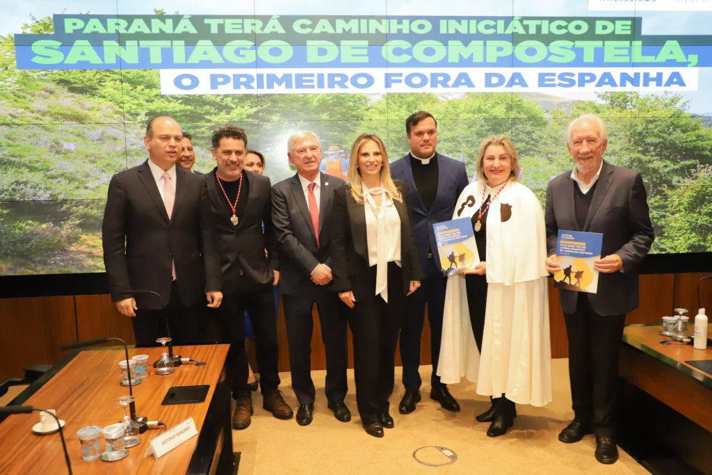 O governador, o chanceler da Ordem Santiago de Compostela e o padre Gianny Gracioso Bento, com o plano diretor do caminho. FOTO ARI DIAS-AEN