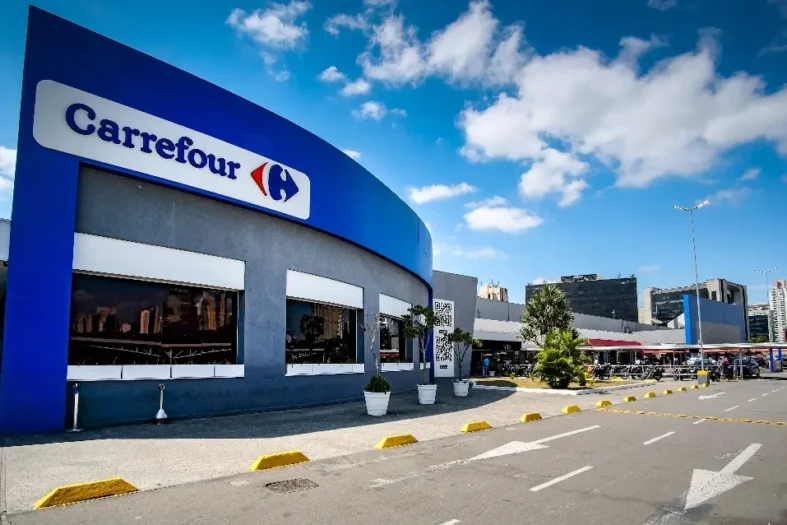 São Paulo, julho de 2023 – O Grupo Carrefour Brasil, maior varejista e empregador privado do país, encerrou o segundo trimestre de 2023 finalizando, antes do previsto, as conversões das lojas que operavam com a bandeira BIG. No total, 129 lojas foram convertidas, das quais 76 tornaram-se lojas Atacadão, 48 hipermercados Carrefour e 5 Sam's Club. As conversões ampliaram a presença do Grupo no território nacional, especialmente nas regiões Nordeste e Sul. O hipermercado Carrefour, por exemplo, chegou pela primeira vez nos estados de Santa Catarina, Alagoas, Bahia e Piauí. As vendas brutas do Grupo Carrefour Brasil totalizaram R＄29 bilhões no 2T23, representando um crescimento total de 10% quando comparado com o mesmo período do ano anterior. O GMV total cresceu 30%, impulsionado, principalmente, por um aumento de 54% no 1P alimentar, e a expansão da margem bruta (+67 bps vs 2T22) alavancou-se em ganhos de escala na negociação com os fornecedores, fruto de sinergias que vieram com a integração com o BIG. A disciplina de custo manteve a rentabilidade do negócio legado em linha com patamares históricos, sendo a margem EBITDA ex-BIG de 7.0% contra 7.2% quando comparado com o segundo trimestre de 2022. Destaque, ainda, para a redução da alavancagem se comparado ao trimestre passado (2,44x no 12T22 para 2,17x no 2T22), em função da forte geração de caixa do trimestre, que somou R＄ 4bi. Houve a conclusão da rolagem de ⅔ da dívida com vencimento em 2023 com linhas mais longas e fontes diversificadas: R＄6,5 bilhões com Carrefour França e R＄930 milhões em emissão de CRA. Além disso, concluímos, conforme a estratégia de cristalização de valor em ativos maduros, a operação de sale-leaseback de 5 lojas e 4 centros de distribuição, totalizando R＄1,2 bilhão. “Estamos começando um novo capítulo, concentrando nossos esforços em aumentar a eficiência e impulsionar o crescimento e a rentabilidade dos negócios, à medida que as lojas convertidas aumentam seu desempenho. O Grupo Carrefour Brasil está bem posicionado para se beneficiar de um ambiente macro que deve apresentar queda gradual das taxas de juros e recuperação do consumo. Com sua diversidade de formatos, ecossistema de serviços e oferta competitiva de produtos, estou certo que temos capacidade única para atender todas as necessidades dos clientes no mercado brasileiro,” enfatiza Stephane Maquaire, CEO do Grupo Carrefour Brasil. Destaques das unidades de negócios O Cash & Carry registrou vendas brutas de R＄20,1 bilhões, sendo 6% maiores ao comparar com o mesmo período do ano passado. As lojas convertidas representaram crescimento de LfL de 12,8% no trimestre. Já o Varejo cresceu 6,4% comparado com o 2T22 nas vendas brutas, totalizando R＄7,5 bilhões no segundo trimestre de 2023. As Marcas Próprias Carrefour bateram recorde de vendas e representaram mais de 21% dos resultados. O Sam’s Club apresentou receita líquida de R＄1,3 bilhão no trimestre, com crescimento de vendas de 4,2% na base de mesmas lojas e de 8,4% na base de sócios ativos. E, por fim, a receita trimestral do Banco Carrefour foi de R＄1,3 bilhão, +19% em comparação ao mesmo período do ano passado. Expansão e abertura de lojas O plano de expansão do Grupo Carrefour Brasil também segue e a previsão para o segundo semestre é abrir mais três unidades orgânicas do Atacadão, totalizando 15 inaugurações somente em 2023. Além disso, três novas lojas do Sam’s Club serão inauguradas no modelo de lojas combo - duas lojas de bandeiras diferentes em um mesmo espaço comercial. O Grupo está avançando no projeto de lojas "combo" envolvendo suas unidades de negócios com o intuito de explorar áreas de vendas e tráfego de clientes e apostando na sinergia de seus negócios. Hipermercados Carrefour e lojas do Atacadão, líder no setor de atacarejo no país, passarão a receber em seus terrenos lojas do Sam’s Club. As primeiras unidades com esse perfil vão sair do papel ainda este ano, no Rio de Janeiro e em Porto Alegre. Estratégia de ESG O Grupo Carrefour baseia a sua estratégia em 3 pilares principais: Combate à fome e desigualdades, diversidade e inclusão e Proteção do Planeta e Biodiversidade. No pilar combate à fome e desigualdades, o Grupo Carrefour Brasil vem fortalecendo o exitoso projeto da Escola Social do Varejo (ESV). No último trimestre, o programa foi lançado no Morro do Caju (Rio de Janeiro) em parceria com a Fundação Gol de Letra, com o objetivo de preparar os jovens em condições de vulnerabilidade social para o mercado de trabalho. Ainda nesta frente, firmamos uma importante parceria com o Ministério do Desenvolvimento e Assistência Social, Família e Combate à Fome, para empregar 6 mil beneficiários do Programa Bolsa Família. Essa iniciativa já começou com contratações nos estados do Piauí, Pará e Ceará. No que se refere à diversidade e inclusão, o Grupo vem desenvolvendo uma estratégia de gestão inclusiva e investindo no desenvolvimento e crescimento profissional dos colaboradores. Entre as medidas adotadas, no último trimestre foi lançado a nova turma do ELLAs - programa de aceleração de carreira feminina que já alcançou mais de mil colaboradoras - além do programa P.O.D.E.R - voltado para o desenvolvimento pessoal e profissional de 500 colaboradores negros e negras de todo o País. No pilar de proteção de florestas e biodiversidade, temos implementado um plano rigoroso de monitoramento e controle de toda carne comprada pelo Grupo, pelas diferentes unidades de negócio. Todos os 20 fornecedores frigorificos atualmente ativos estão em conformidade com os processos, realizando o monitoramento da carne e submetidos a uma dupla checagem realizada a cada lote enviado ao Grupo. Neste trimestre, foram analisados mais de 8,7 milhões de hectares relacionados a 8.099 fazendas originárias de gado e que venderam animais aos frigoríficos, representando 100% do volume comprado no mesmo período. Atualmente, 8 frigoríficos fornecedores estão bloqueados por não atenderem os critérios de compra do Grupo. Stephane Maquaire, CEO da Companhia, reforça a importância dos avanços nessa agenda tanto na frente de diversidade e inclusão quanto em questões ambientais: “Acreditamos no poder de transformação que esses programas têm tanto internamente quanto externamente, por isso as iniciativas de ESG estão no centro da nossa maneira de fazer negócio. Temos ciência do nosso compromisso e responsabilidade com a sociedade, clientes e com nossos 150 mil colaboradores”. Relatório de Sustentabilidade 2022 A transparência com os compromissos e resultados da ESG é uma das premissas do Grupo Carrefour. Assim, destacamos que também publicamos esse mês nosso relatório de sustentabilidade com avaliação sobre a performance dos nossos resultados econômicos e socioambientais referente ao ano de 2022. O relatório pode ser consultado de forma integral por meio do link: Link Sobre o Grupo Carrefour Brasil Carrefour