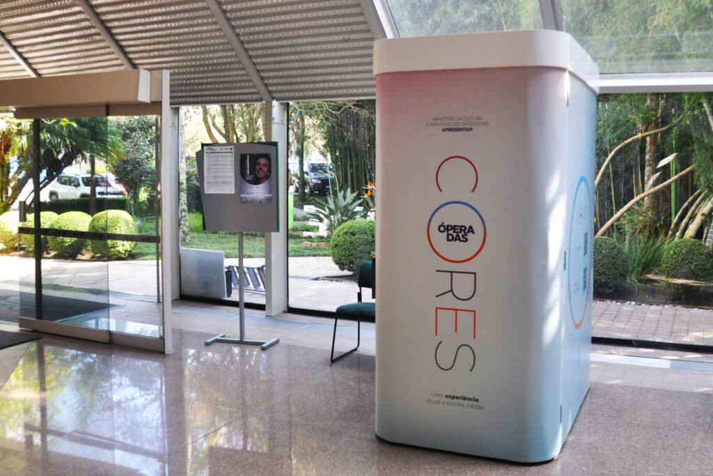 Caixa sensorial do projeto Ópera das Cores no hall da agência do BRDE foto BRDE