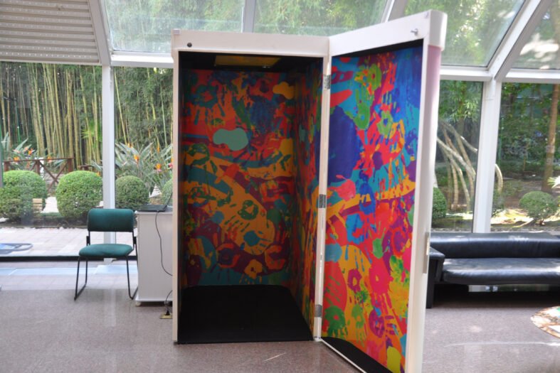 Caixa sensorial do projeto Ópera das Cores no hall da agência do BRDEfoto BRDE