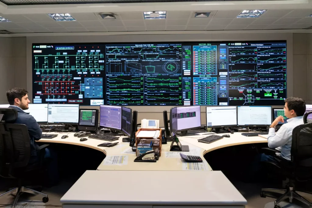 Foto: Brasileiro e paraguaio dividem comando da Sala de Despacho de Carga da Itaipu Binacional. Imagem de arquivo: Sara Cheida/Itaipu Binacional