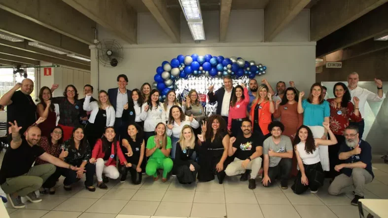 O CEO da Volkswagen do Brasil, Ciro Possobom (em pé, ao centro), e o vice-presidente de Recursos Humanos da Volkswagen do Brasil e Região América do Sul, Douglas Pereira (em pé, 6º da esq. para a dir.), celebram a certificação GPTW com colaboradores