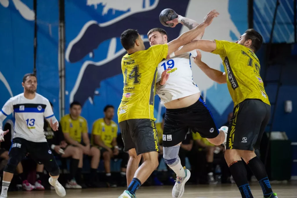 Phill Seifert sofre forte marcação. Foto - Gabriella Garbim/ECP