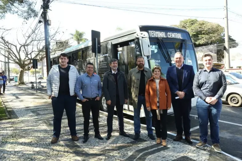 Prefeita Elizabeth Silveira Schmidt conhece o ônibus Scania a gás