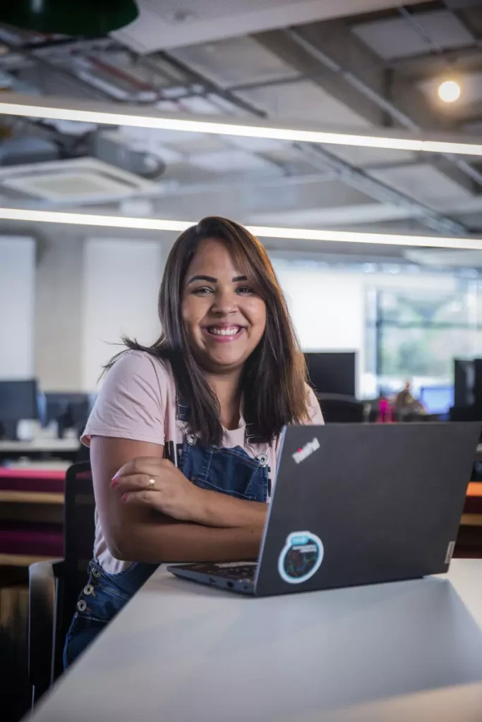 Mickaela, ex-aluna do IOS empregada pela Campanha da Aprendizagem | Foto: Anna Carolina