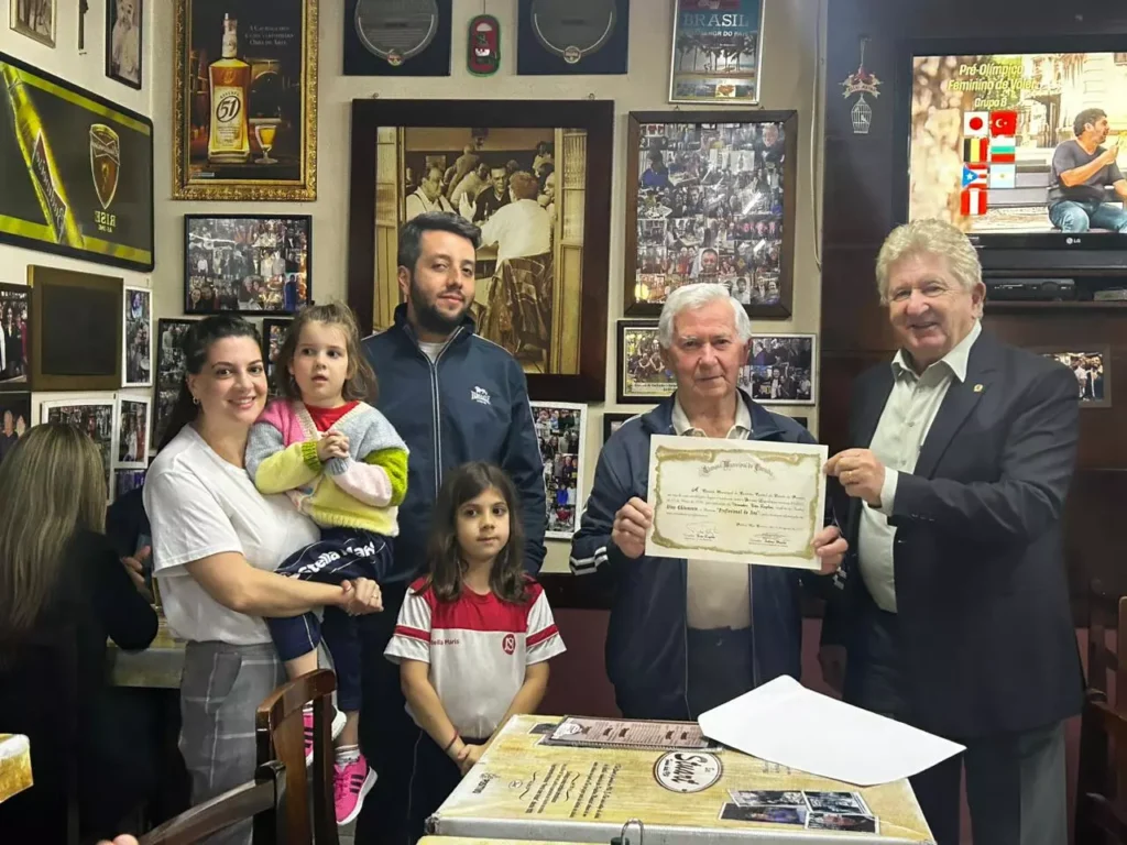 Dino Chiumento e família recebendo o Prêmio Profissional do Ano das mãos do vereador Tito Zeglin. (Foto: Sophia Gama)