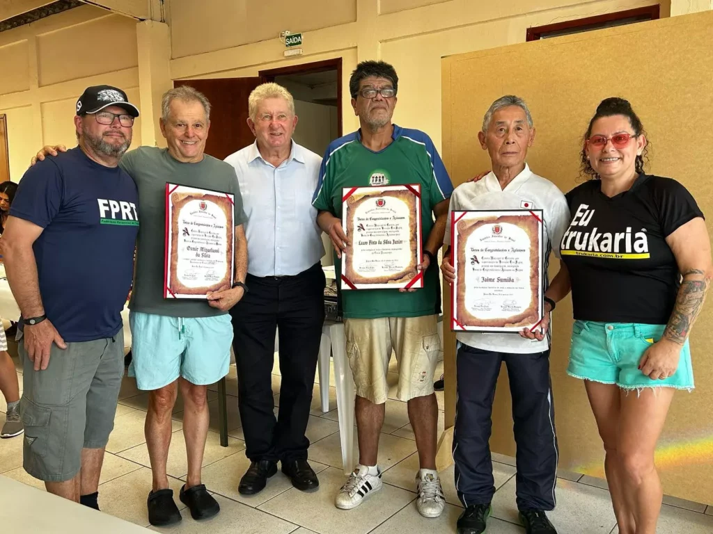 Homenageados junto com o vereador Tito Zeglin e com a presidente da F.PR.T, Dione Ferreira.