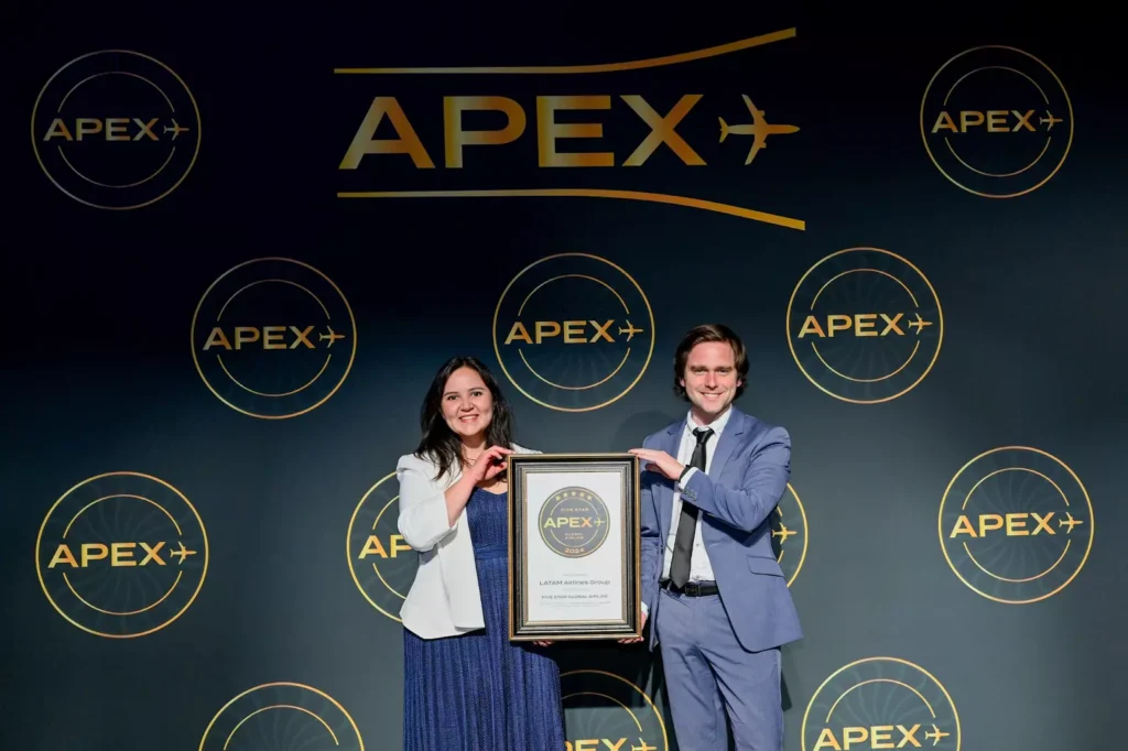 Katherina Morgado, subgerente de Inteligência e Estratégia de Clientes à direita e Martín González, chefe de Projeto e Desenvolvimento IFEC (Imagem: Divulgação LATAM)