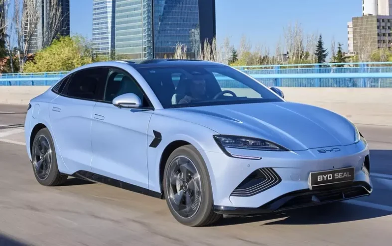 No primeiro dia de venda, o BYD SEAL alcançou 70 unidades comercializadas pela rede concessionárias BYD