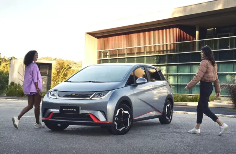 BYD Dolphin, lançado no fim de junho, se tornou um modelo de grande sucesso no Brasil