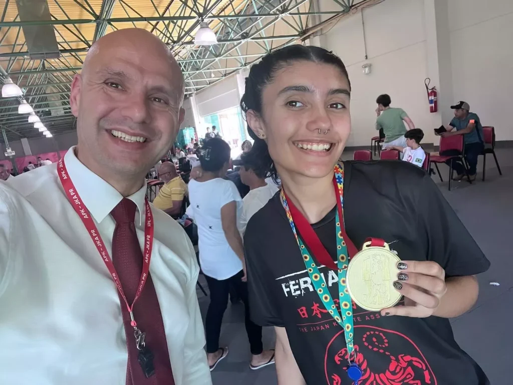 Na foto: Sophia de Macedo e sensei Lauro Fernandes Jr Crédito das fotos: Kely Fernandes