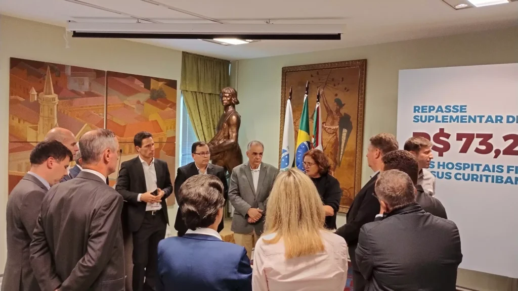 Vereadores, equipe técnica da Saúde, gestores dos hospitais e o prefeito em exercício.