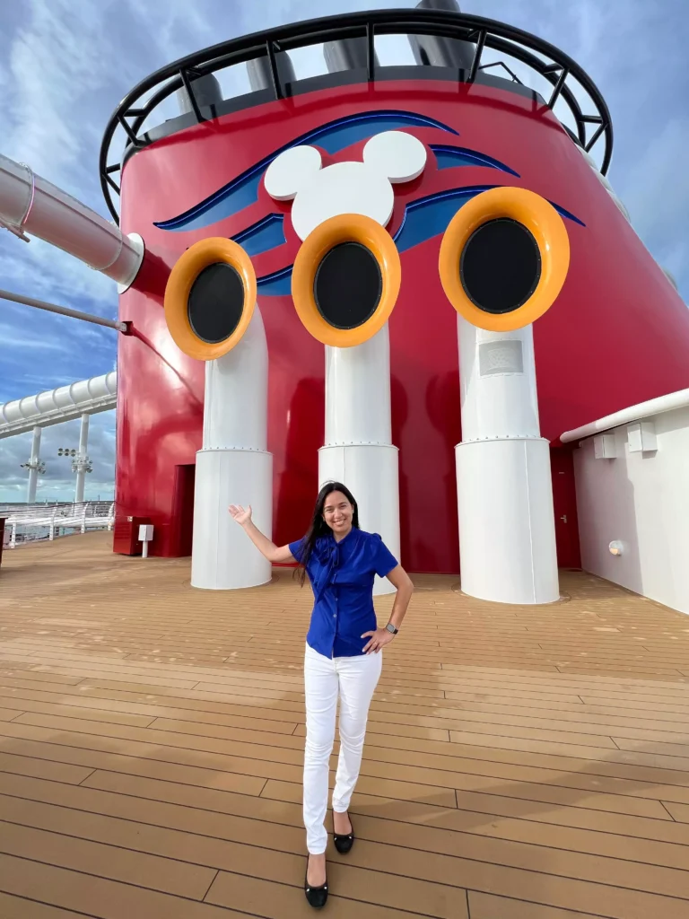 Colagem Travel Luciana no navio Disney Wish da Disney